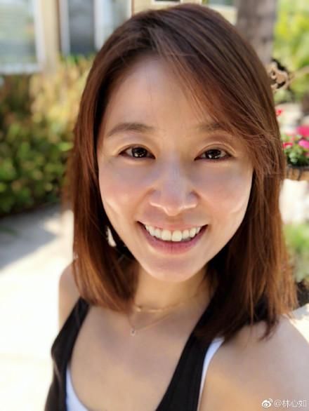 林心如回应丑照风波，深夜发素颜照证明，网友：鼻头毛孔很清楚