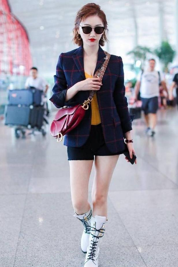 景甜穿黄色T恤露白皙酥胸，外搭格子西服，网友：美腿更迷人！