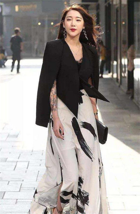 气质|街拍:美女身穿抹胸长裙,长发披肩,气质温婉动人