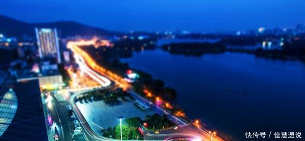 中国最美的两个火车站, 一个出站能看到湖, 一个出站能看到海!