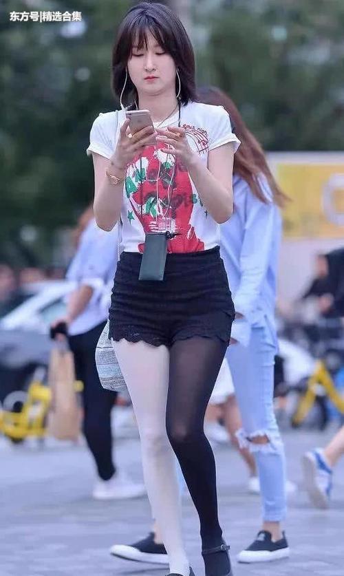 街拍:气质小姐姐高挑热裤显苗条修长双腿,黑白丝袜非常有个性