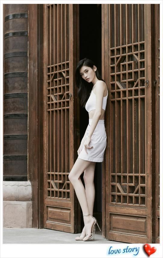 奚梦瑶太狠了！浑身上下只穿一件“软猬甲”，网友：不怕扎得慌吗