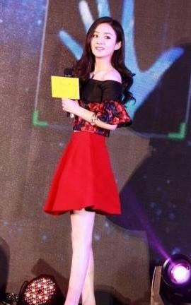 赵丽颖这裤子太有个性了,一块布上就有6颗纽扣,要当扣子达人?