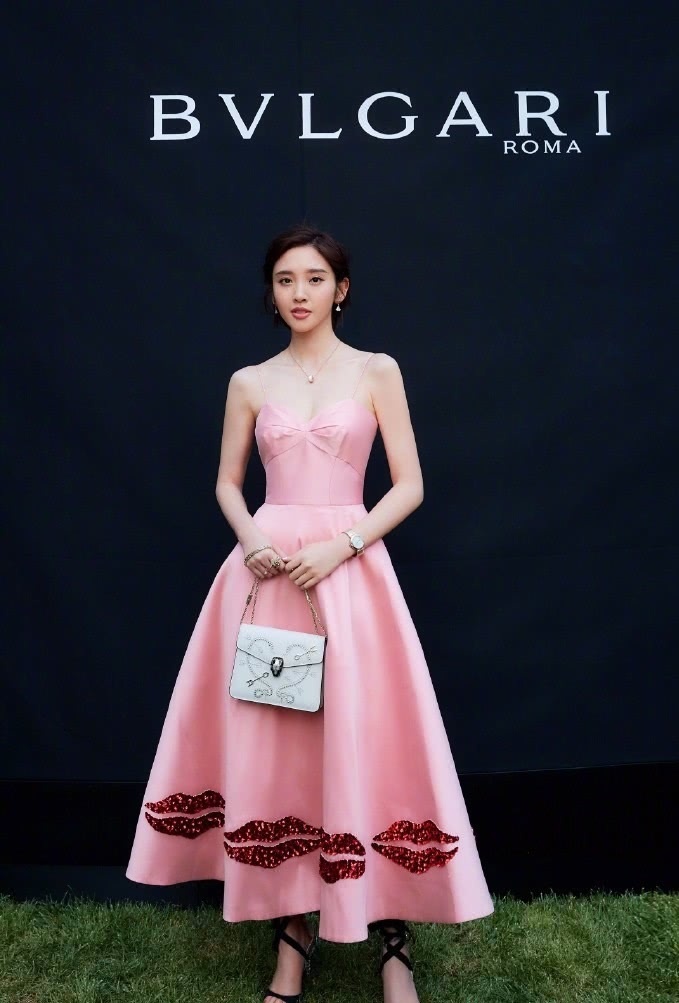 真服了唐艺昕的侧乳,打扮成粉嫩的少女,而后却