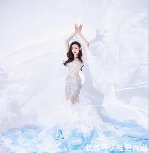 低俗：微透长裙勾出好比例，性感又不低俗，张天爱的“夹腿站”美到犯规