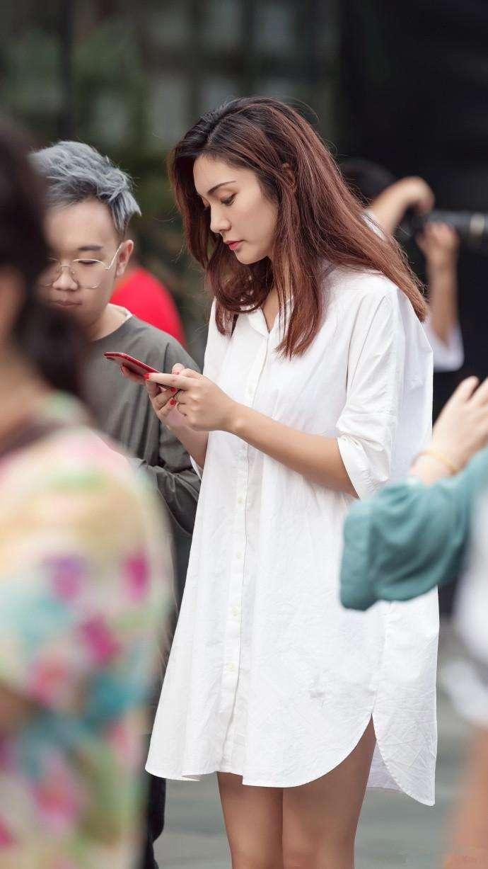 街拍：可爱迷人的双胞胎姐妹花，长相清纯，身材迷人，你喜欢哪个