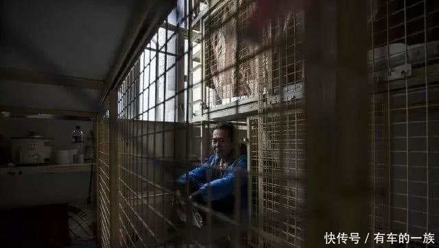  「棺材」在香港打工的大陆人，宁愿住在“棺材房”里，也不愿回