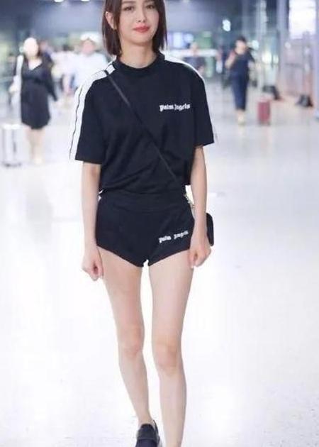 女星穿热裤秀长腿：佟丽娅美成一道风景线，宋茜用力过猛显尴尬