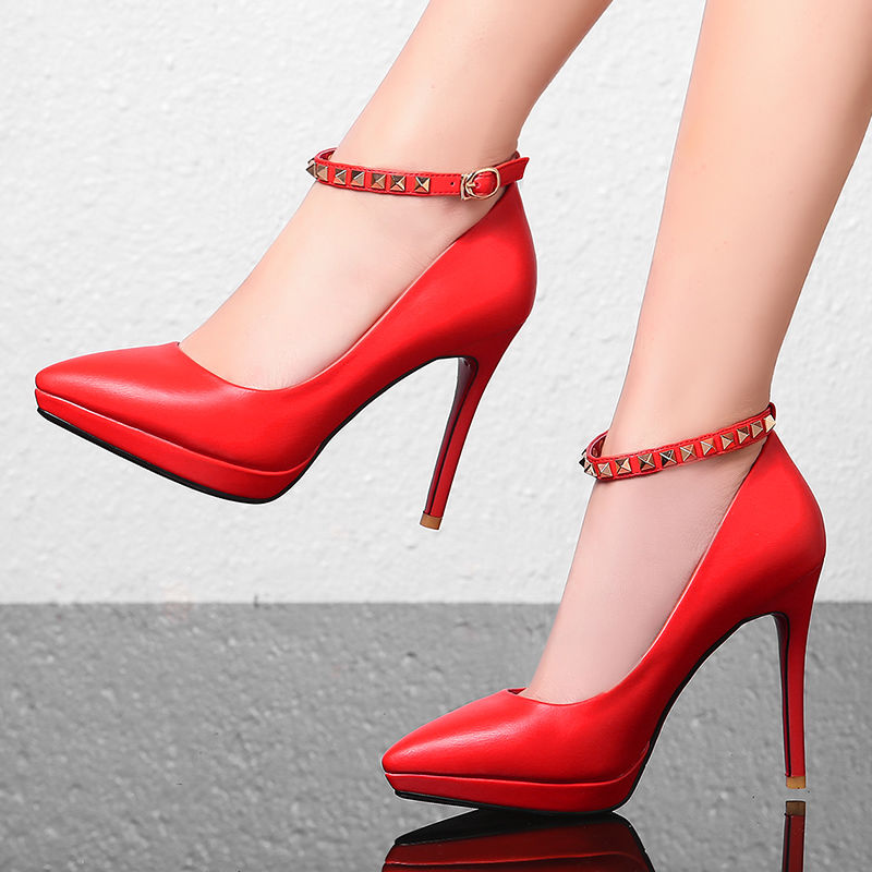 老婆把平底鞋全扔了!换上“高跟鞋”的“她”，美得挪不开眼