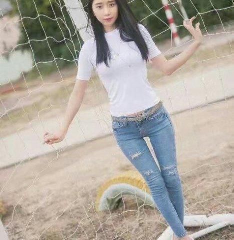 美女穿上牛仔裤，温婉柔美的气质，充满了文艺范