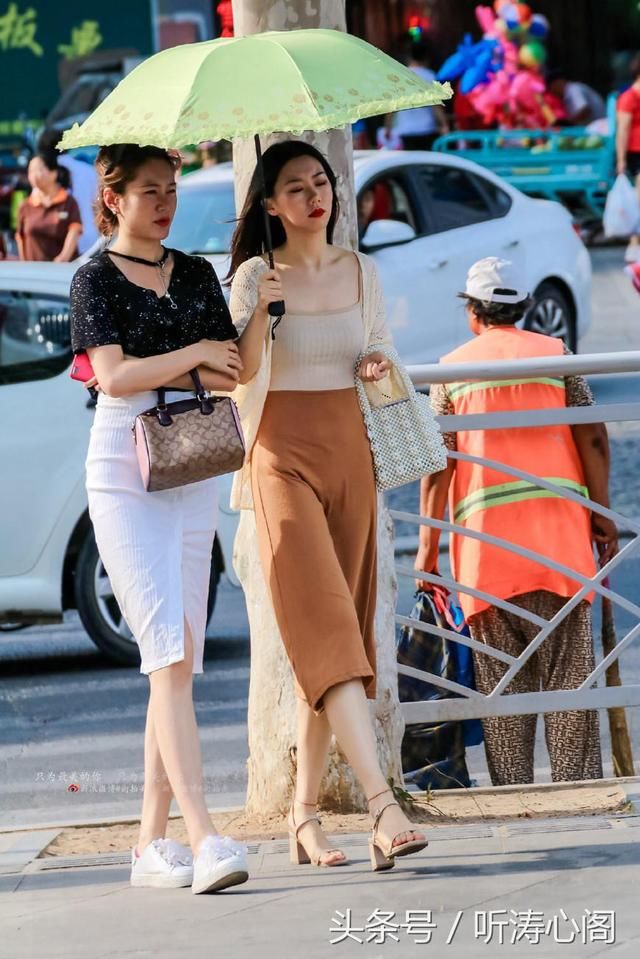 街拍:两位小姐姐身材苗条,搭配时髦,前凸后翘美艳动人