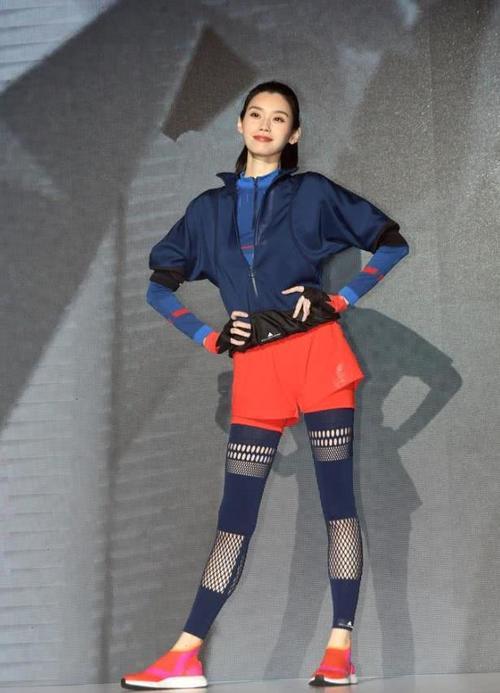 奚梦瑶搞什么，裤袜破了至少87个洞，硬是把它穿成“海娜纹身”！