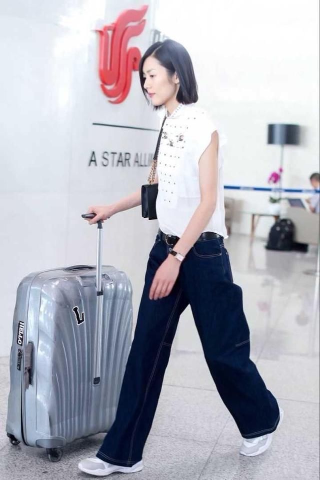 机场穿搭就服刘雯，什么衣服穿在她身上就立马提升好几个档次！