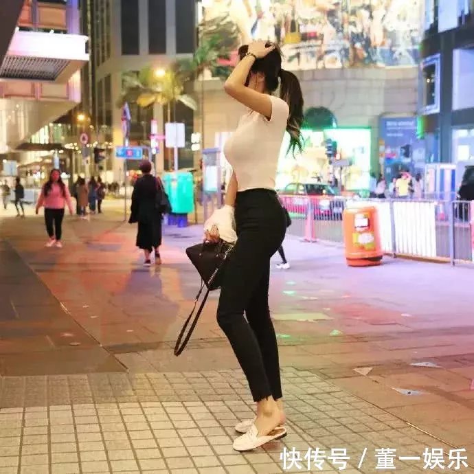 街拍：小姐姐白T恤，身材匀称，看的挺起劲！