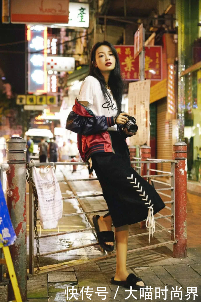 孙怡真会搭，镂空裙配短靴也不丑，身高不到170cm的就别尝试了！