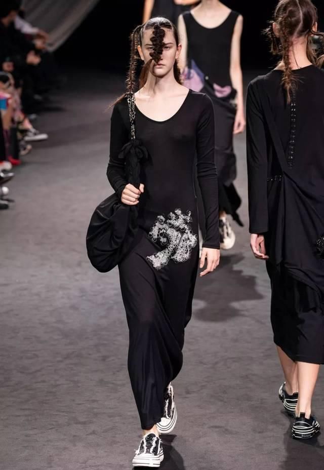  时装秀：Yohji Yamamoto 2020 春夏时装秀：山本耀司的黑色诗意想象