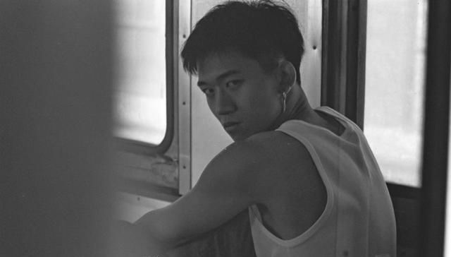  [写真]精致文艺男下关火车站拍艺术写真20岁男孩穿白色背心衬托