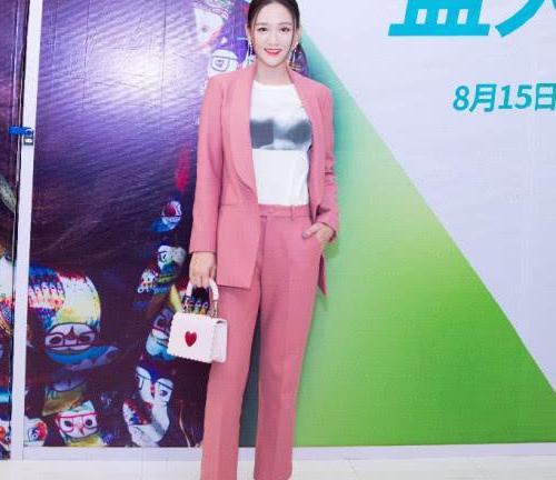 陈乔恩为啥这样啊，居然把鞋跟削掉一块，走路不会摇摇晃晃吗？