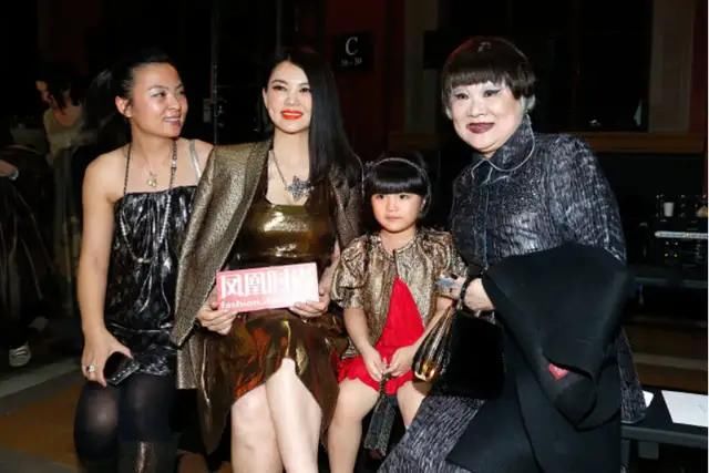 「 金色」穿金色亮片连衣裙凹凸有致，略显微胖但很有贵妇范，李湘身材有料