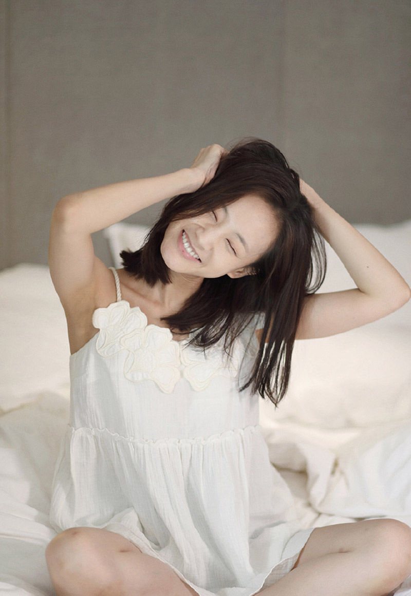 李一桐性感慵懒居家写真图片