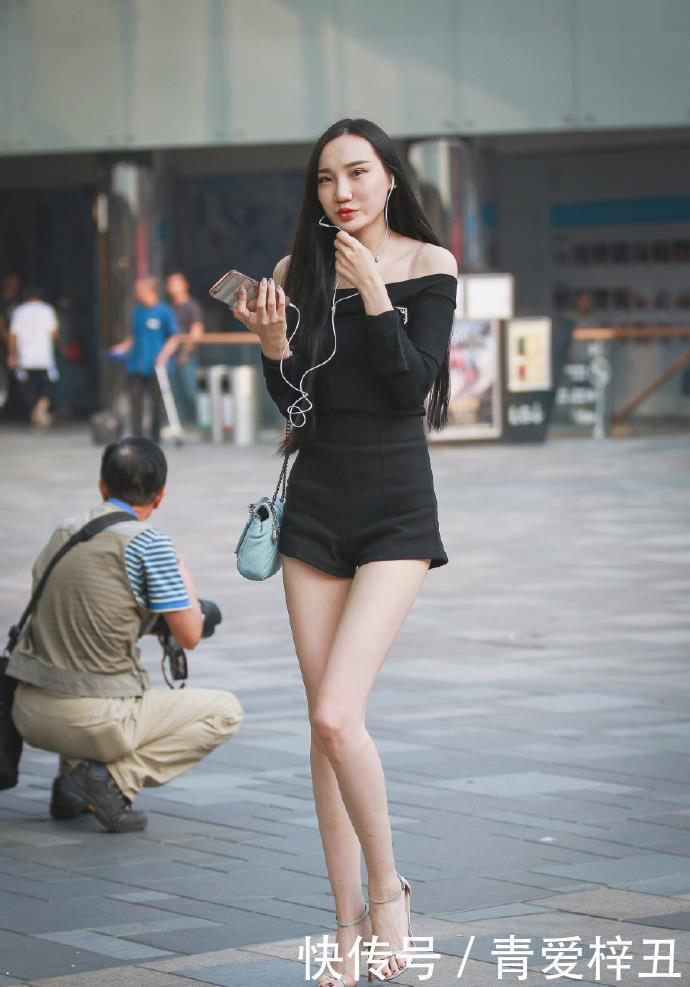 性感■小姐姐街拍：大长腿小姐姐搭配个性黑色连体衣，露出性感锁骨