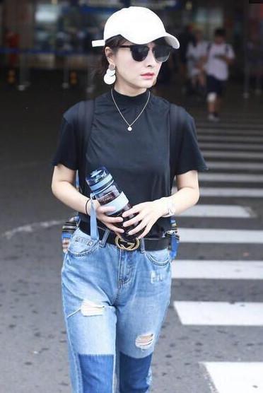 吴昕又作妖了 将黑色T恤塞进牛仔裤里 网友：何炅你也不管管！