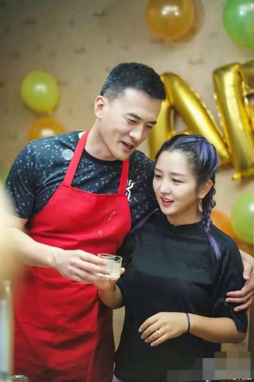 何洁深夜发文疑证实离婚,结婚三年舍不得买包买鞋,老公却在背后