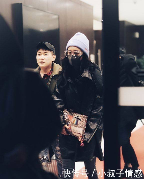 杨幂素颜现身,网友直呼差好大,离开妆发加持还不如路人好看呢