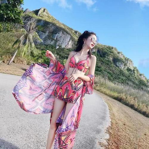 夏日！性感的小姐姐身穿时尚的泳衣！展现婀娜多姿的好身材！