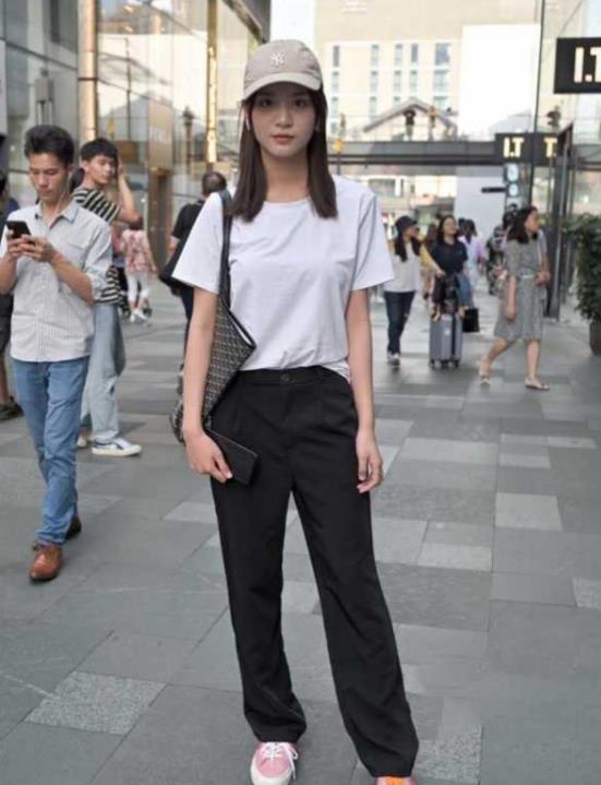 姐妹■街拍：一起逛街的小姐妹，貌美如花，笑容甜美可爱