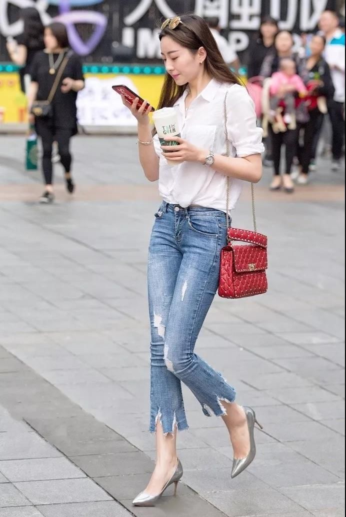 街拍：在街上光彩夺目的俏丽性感美女