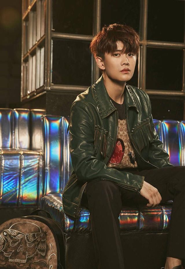 墨绿色皮衣真酷,帅气的任嘉伦一袭皮衣,只想要让人表白