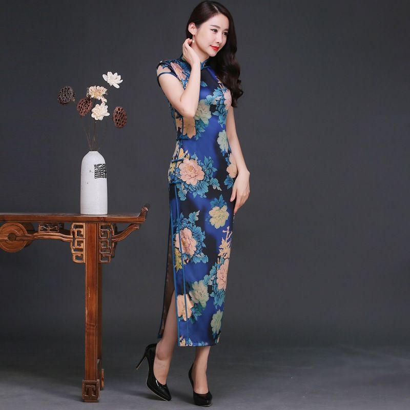 中国改良旗袍火了，气派婉约动人，民国风十足，适合45岁女人