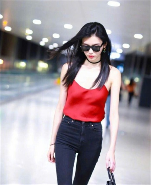 奚梦瑶一身穿搭45万，网友：穿出了45块的感觉