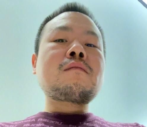 刮胡子@岳云鹏终于刮胡子了,躺沙发上看20年前电视剧,被妻子狂吐槽