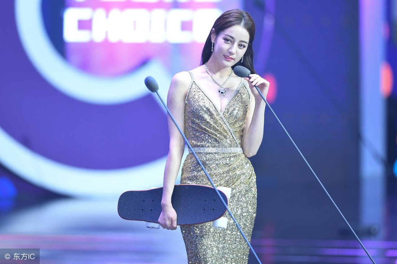 迪丽热巴出席活动,前凸后翘身材曼妙,网友:女神女神!