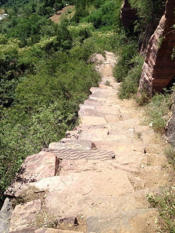 一个行走在绝壁上的村子《举起手来》