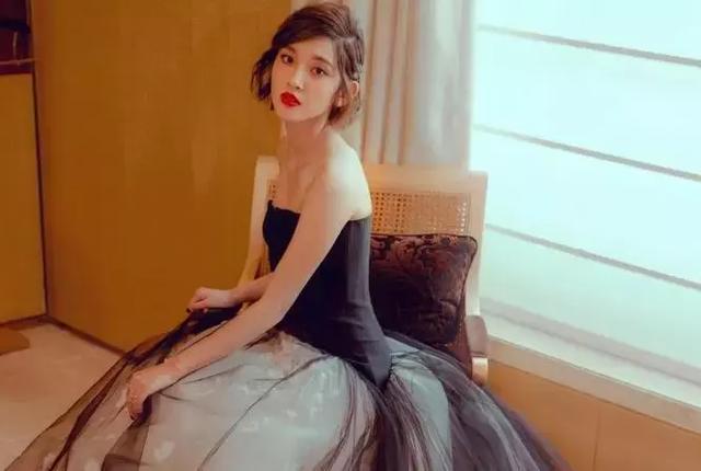 唐艺昕真疯狂！裙子只穿一条腿，难怪要在里面穿超短裤！