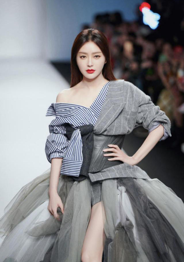  『增添了几分』2020流行“条纹元素”，7天不重样的穿着，时髦还显瘦