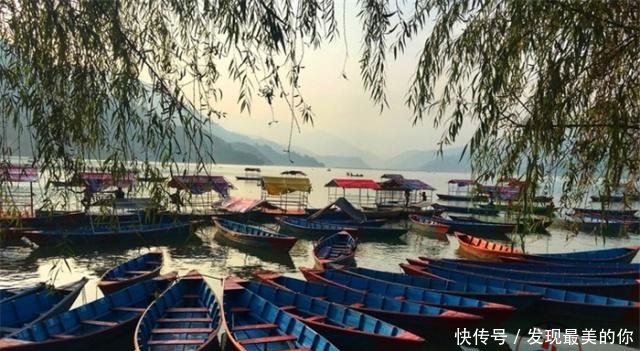 尼泊尔迷人的旅游地，与世无争的费瓦湖，安纳普尔纳峰是天然背景