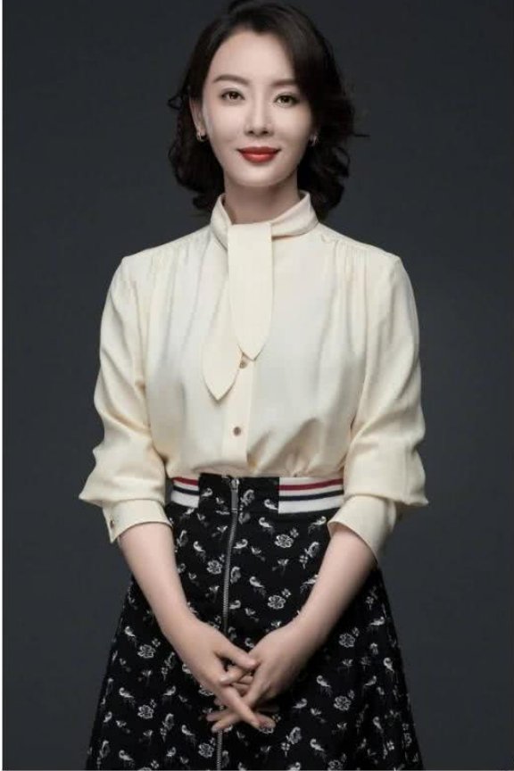 当41岁陈数同台44岁董卿，网友:终于见识到真正的气质脸长啥样了