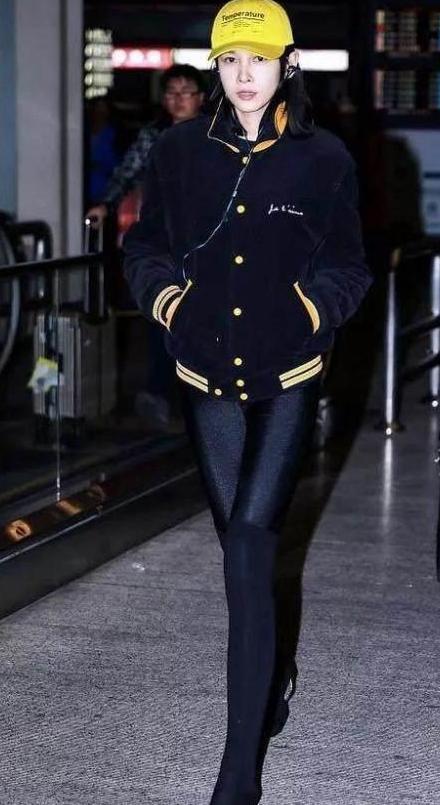 张蓝心是忘穿裤子了么? 整个腿型一览无余, 网友: 佩服成龙的眼光