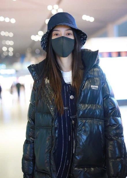  『内搭』Angelababy穿羽绒服也不显胖，配圆领衬衫紧身裤，身材好就是任性