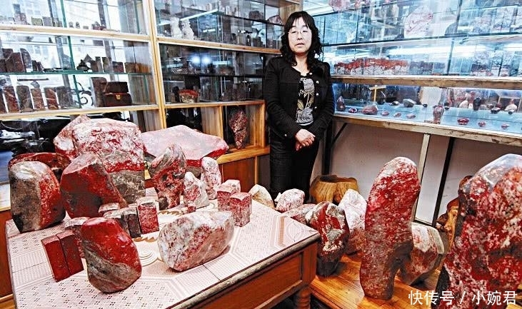 农民在山上挖到一块石头, 专家称“价值连城”出高价想买下, 可农