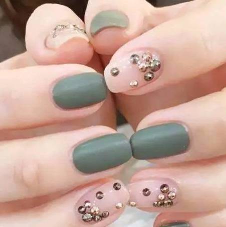 适合秋冬的简约美甲，超显气质又显白！从此手白再也不是梦！