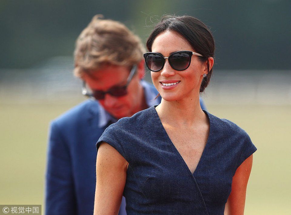 梅根王妃黑超遮面嫁入皇室星味不减  揽哈里王子手臂眼神爱意满满