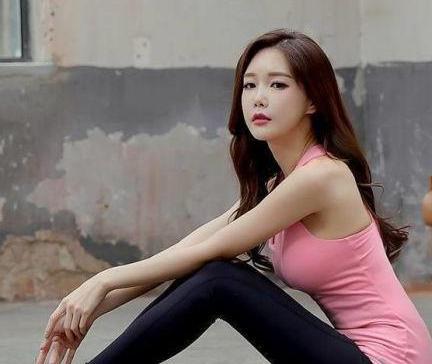 成熟美丽的打底裤美女，更显苗条身材，让人迷恋不已！