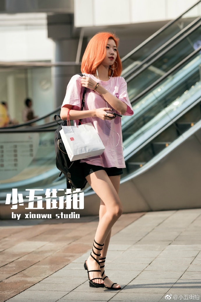 路人街拍：小姐姐的紧身裤秀出完美身材，清爽搭配吸人眼球