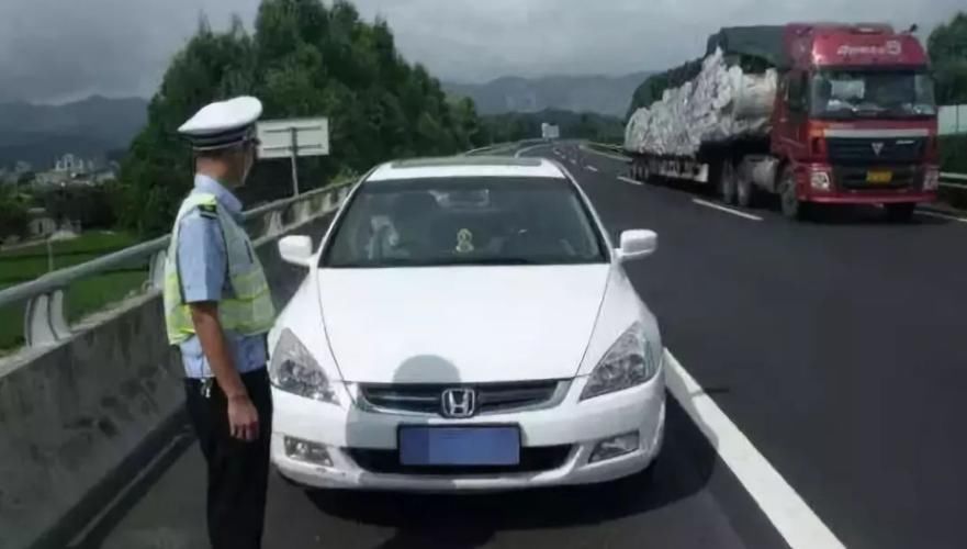 记住这种方法，哪怕你是在高速公路上爆胎，都可以安全处理