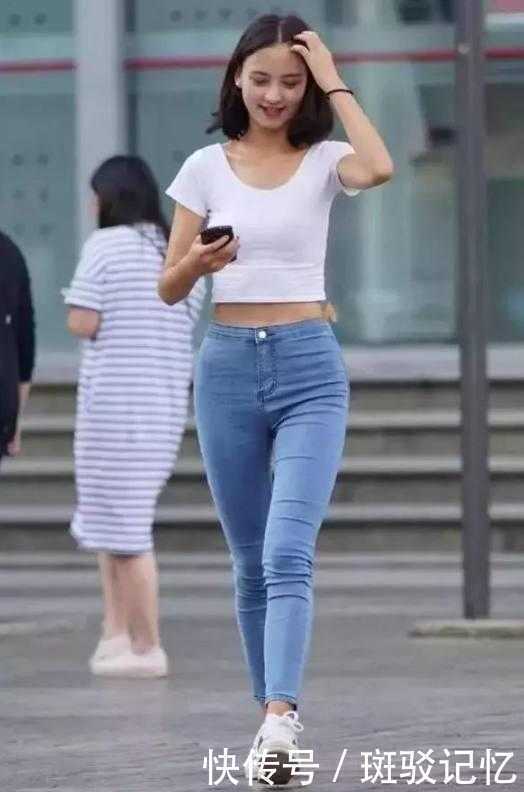 街拍：清纯小姐姐紧身牛仔裤秀出大长腿，简单穿搭走在哪都是焦点